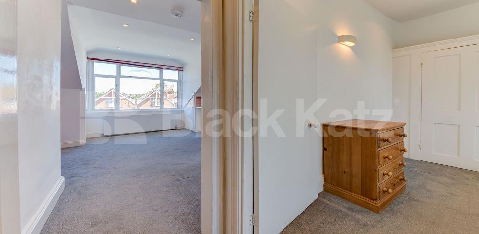 			New Instruction! Private balcony!, 1 Bedroom, 1 bath, 1 reception Flat			 Ferme Park Road , Crouch End